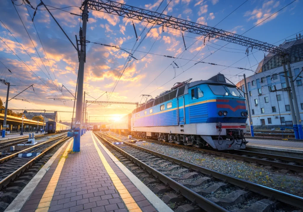 Lokomotywa w krajobrazie przemysłowym podczas transportu kolejowego