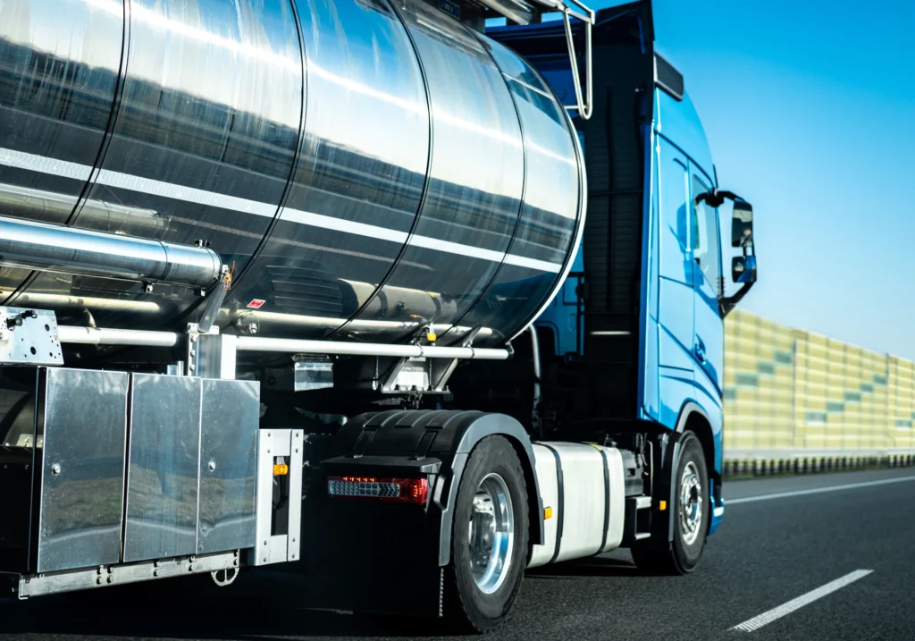 Cysterna drogowa na autostradzie podczas transportu specjalistycznego