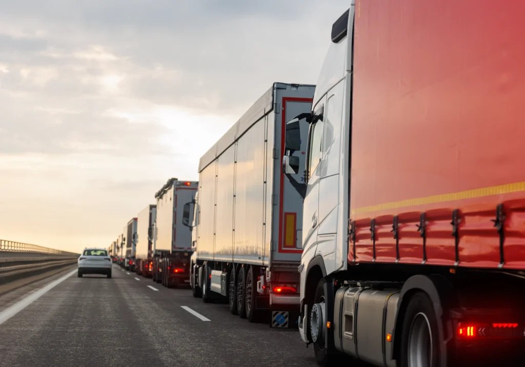 Kolejka ciężarówek na granicy podczas transportu drogowego
