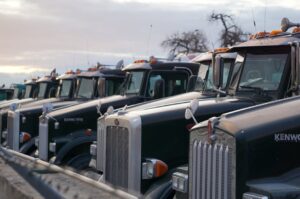 Ciężarówka jadąca po autostradzie, symbolizująca transport towarów