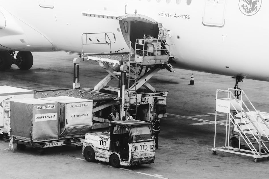 Samolot transportowy przygotowywany do załadunku towarów na płycie lotniska