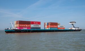 duży kontenerowiec płynący przez otwarty ocean w stronę portu