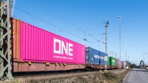 mapa pokazująca sieć globalnych połączeń logistycznych i transportowych