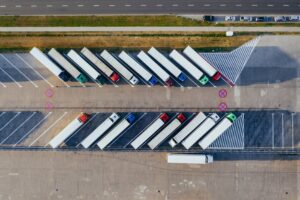 Nowoczesna flota ciężarówek w centrum logistycznym gotowa do podjęcia ładunków