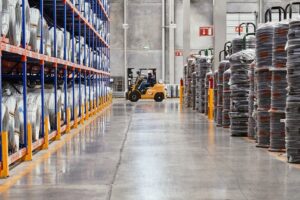 Nowoczesne zarządzanie logistyką w magazynie, które pozwala na optymalizację kosztów transportu dla Twojej firmy.